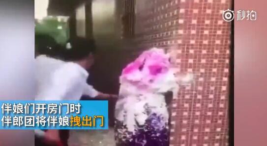 據(jù)澎湃新聞消息，近日廣東江門開平某村又現(xiàn)惡俗婚鬧。男方兄弟團(tuán)去接新娘的時候，先用彩帶對著姐妹團(tuán)狂噴，后來甚至有人用滅火器直接噴伴娘面部，害的伴娘差點被送進(jìn)醫(yī)院。