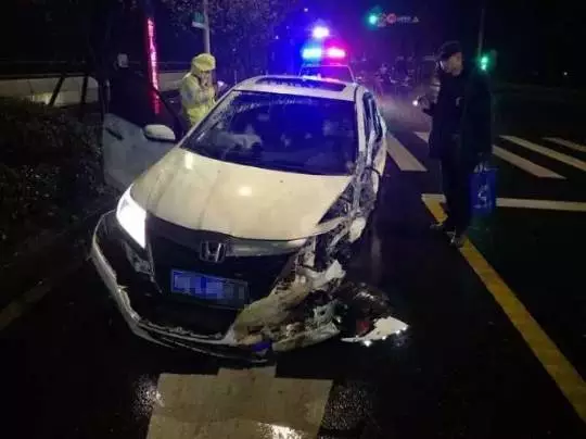 今天凌晨，杭州一對環(huán)衛(wèi)工夫婦被車撞進錢塘江