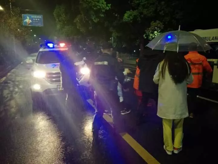 今天凌晨，杭州一對環(huán)衛(wèi)工夫婦被車撞進錢塘江
