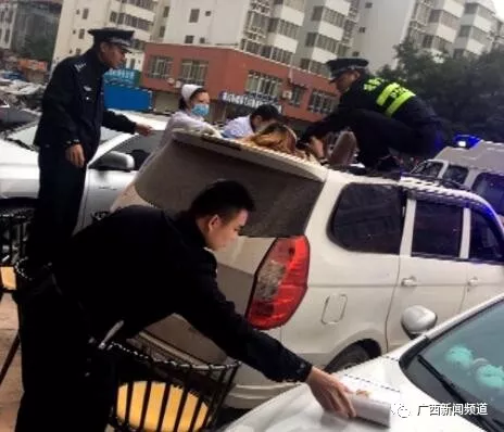 ▲女子跌落至一面包車車頂，民警和醫(yī)護(hù)人員將其救下。