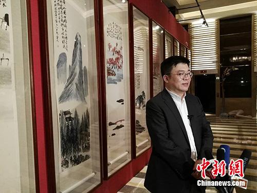 北京保利拍賣執(zhí)行董事趙旭在當(dāng)晚接受采訪。<a target='_blank'  _fcksavedurl='http://www.chinanews.com/' _fcksavedurl='http://www.chinanews.com/' >中新網(wǎng)</a>記者 宋宇晟 攝