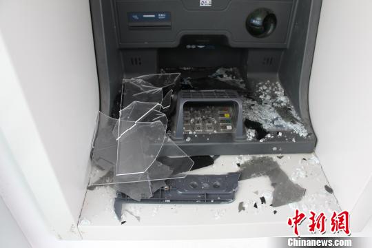 被砸的ATM機(jī)。萬山警方提供