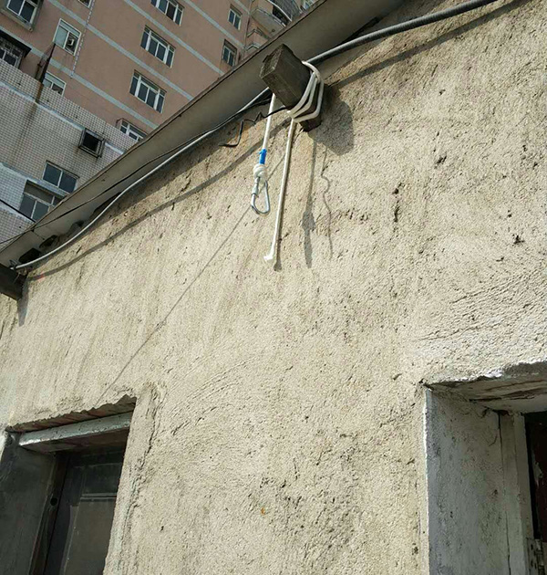 懸掛的登山繩子和房梁。