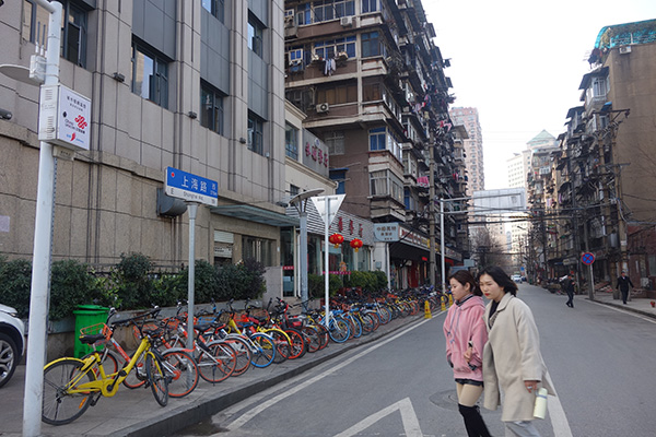 上海路的兩邊，大多是一些老房子。