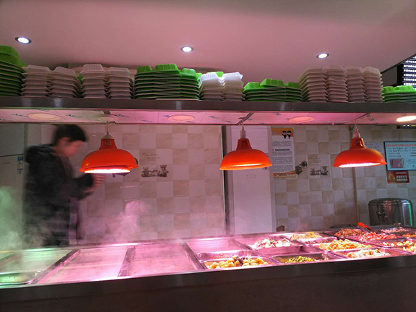 羅正宇經(jīng)常去的炸醬面館，中午和晚上有盒飯吃。