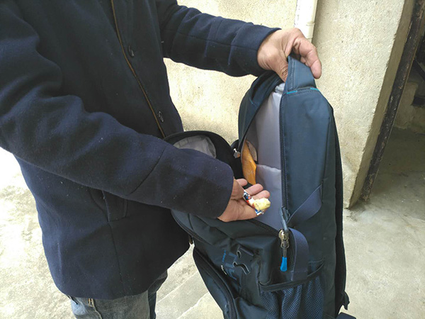 羅正宇的藍(lán)色背包，只剩下一塊錢和一顆大白兔奶糖。