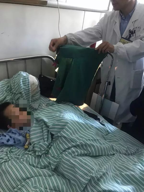 嚇哭！6歲男孩被夾斷手指 罪魁禍首竟是校服