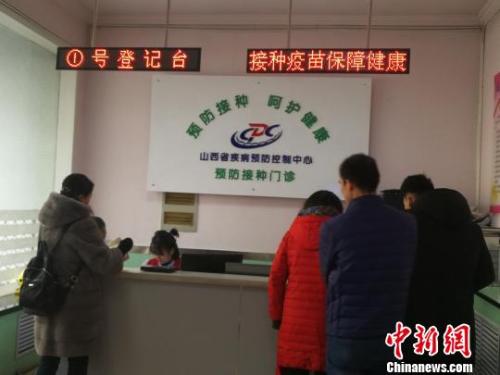 當日，山西省疾病預防控制中心門診部擠滿了前來接種和咨詢四價宮頸癌疫苗的女性。 范麗芳 攝