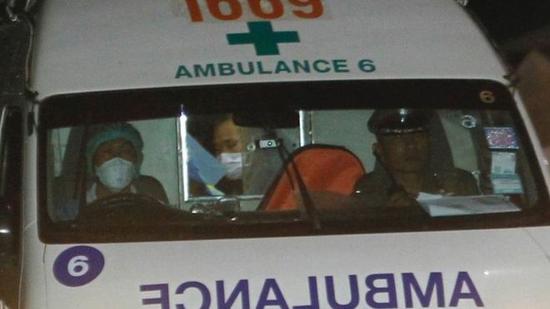 救護(hù)車帶著被救少年離開。（圖：EPA）