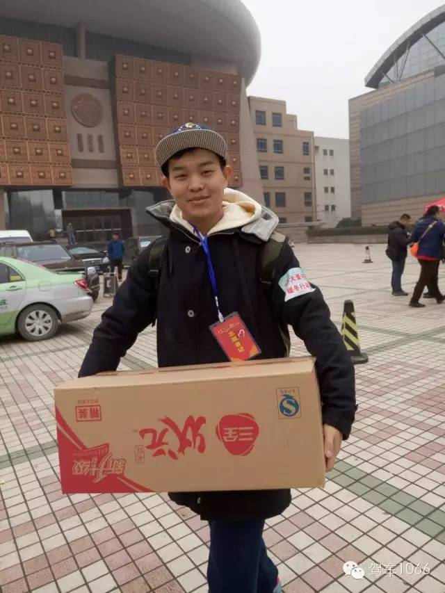 河南電臺1066主持人小澤，搬送愛心餃子。