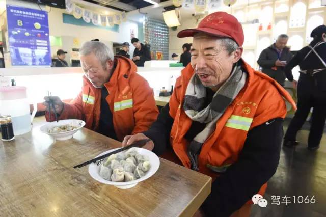 部分環(huán)衛(wèi)工在下班后來到76人老燴面吃到熱乎乎的餃子。