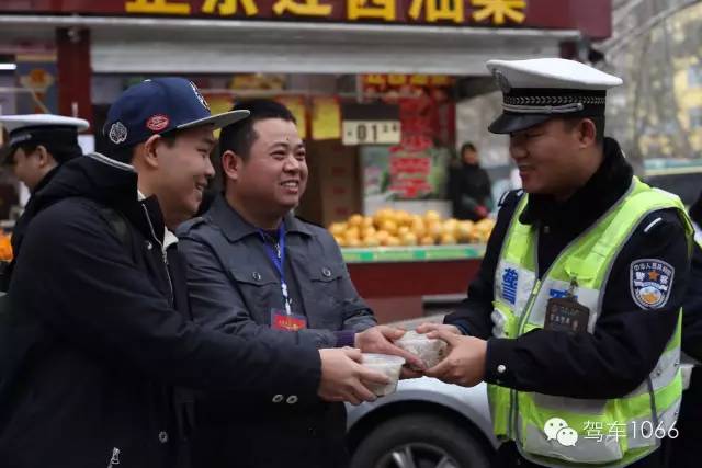 新華社攝影記者李博，也隨我們1066小分隊一路同行他也為我們記錄下了一幕幕溫暖的瞬間。