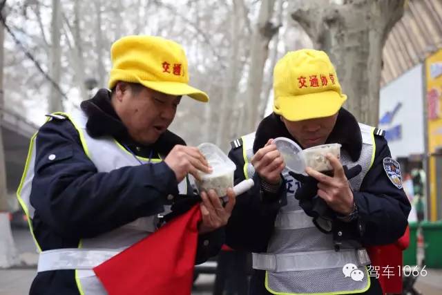 1066小分隊和志愿者來到金水路文化路，給這里執(zhí)勤的交警和協(xié)管送去暖心餃子。