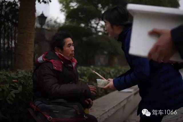 1066小分隊來到紫荊山（摩的司機、出租車司機、市民)，給他們送去餃子。