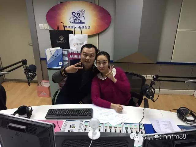 DJ子恒和小糖首先給我們送上祝?？?！