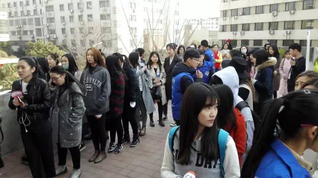 還沒開始時(shí)大家已經(jīng)開始有序排隊(duì)了，棒棒噠！