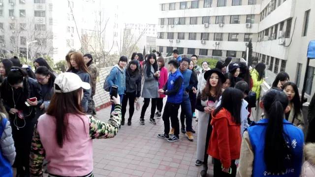 還沒開始時(shí)大家已經(jīng)開始有序排隊(duì)了，棒棒噠！