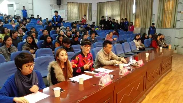 是不是很想讓Seven為你舉牌？