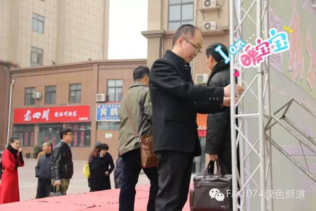 寒江副總監(jiān)親力親為，事無巨細(xì)。偶像真是暖暖惹人愛呢！
