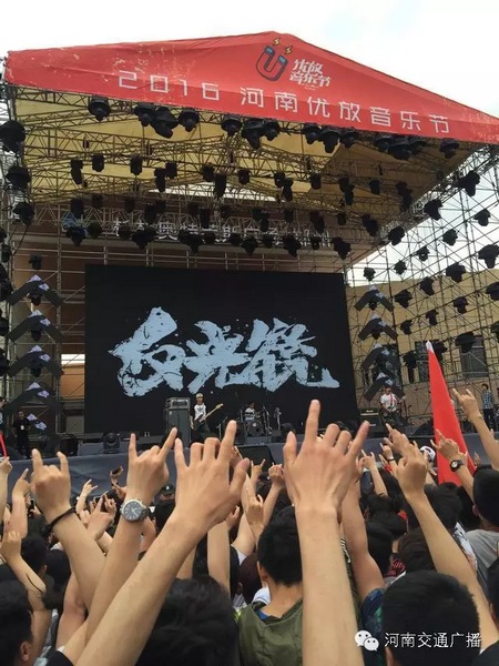 這么多朋友！默契的舉著一個(gè)手勢(shì)！