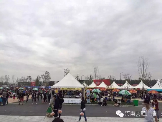 雖然天空已經(jīng)烏云密布，但大家的熱情絲毫不減！