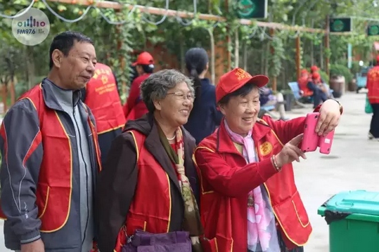 爺爺奶奶叔叔阿姨被盛運(yùn)莊園的景致吸引，紛紛拍照留影