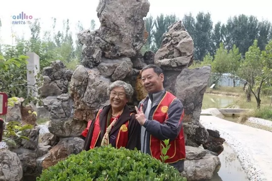 爺爺奶奶叔叔阿姨被盛運(yùn)莊園的景致吸引，紛紛拍照留影