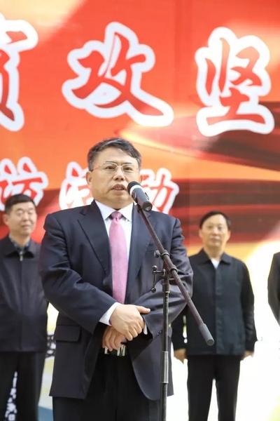 省委宣傳部副部長(zhǎng)、省新聞出版廣電局局長(zhǎng)朱夏炎宣布《打贏脫貧攻堅(jiān)戰(zhàn)》大型采訪活動(dòng)正式啟動(dòng)。