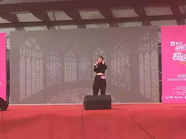 這pose一看就是在飆高音，猜猜看她唱的是哪首歌？