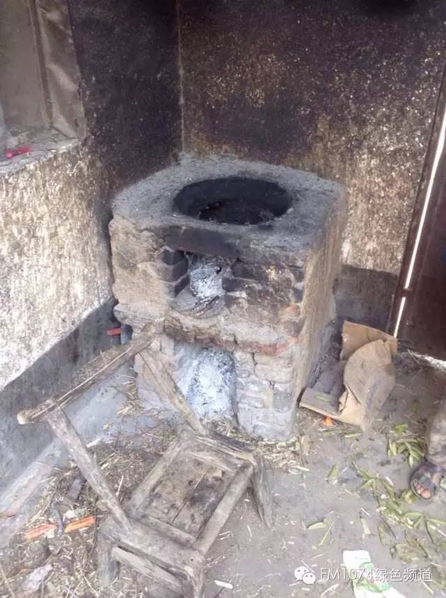 走訪另一個貧困家庭，進去之后才知道什么是真正的一貧如洗、家徒四壁。