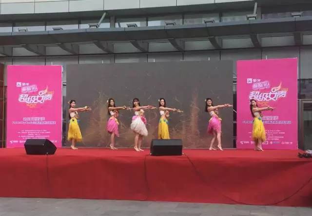 伴隨著舞蹈演員們的開場，比賽在上午10點半正式拉開序幕