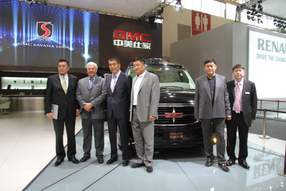 北京國(guó)際車展上，全新GMC S系列頂級(jí)商務(wù)車在亞太區(qū)首發(fā)。圖為企業(yè)領(lǐng)導(dǎo)與新車合影。