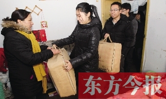 昨天下午，多位東方今報(bào)愛心讀者前往鄭州市困難戶家中贈(zèng)送棉被