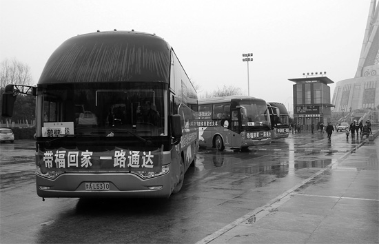 昨天上午10點(diǎn)，17輛愛(ài)心大巴從中原福塔廣場(chǎng)發(fā)車