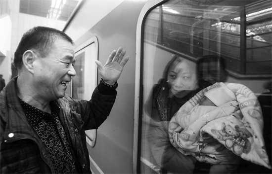 車要開了，史振星揮手向女兒懷中的外孫告別。女兒帶著剛剛出生43天的孩子，要到千里之外湖南的婆婆家過新