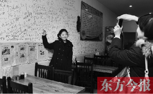 東方今報“一碗面的溫暖”還在延續(xù)，媒體和愛心人士的吃面接力熱情不減。