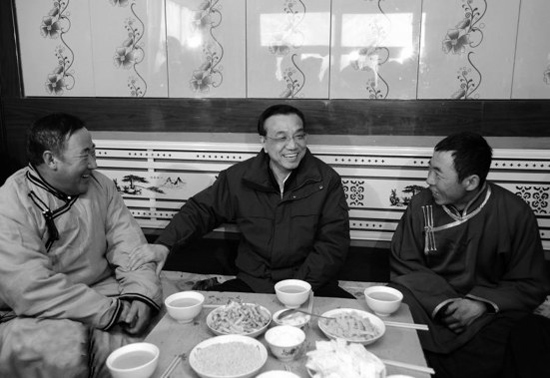今年2月4日，李克強(qiáng)來(lái)到內(nèi)蒙古興安視察，與村民們拉家常
