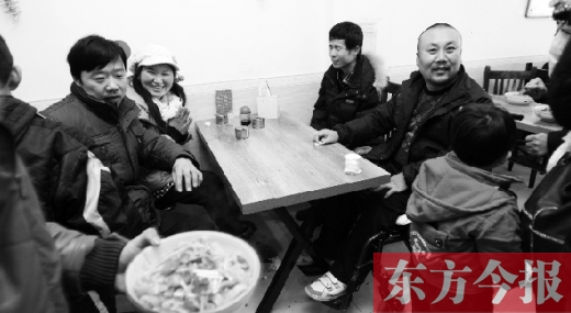 1月26日，坐著輪椅的袁海軍再次出現(xiàn)在李剛的面館，這次和他同來的是他的3位殘疾人朋友