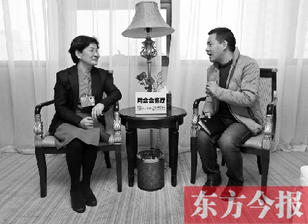 全國人大代表、省文化廳廳長楊麗萍（左）在接受“兩會會客廳”采訪