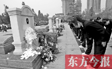 清明節(jié)，鄭州烈士陵園。學生在吉鴻昌烈士墓前鞠躬致禮