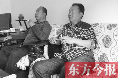 吳四輩和張年學(xué)在家聊天，談?wù)撋稌r候能去上班