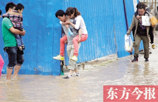 雨后鄭州，“背人過河”成了一道甜蜜又無奈的風(fēng)景 東方今報(bào)記者 沈翔 攝
