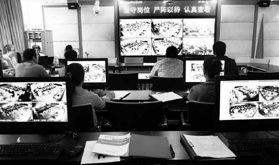 2013年高考首日，鄭州市國家考試考務(wù)指揮中心內(nèi)，工作人員通過監(jiān)控器遠(yuǎn)程監(jiān)考