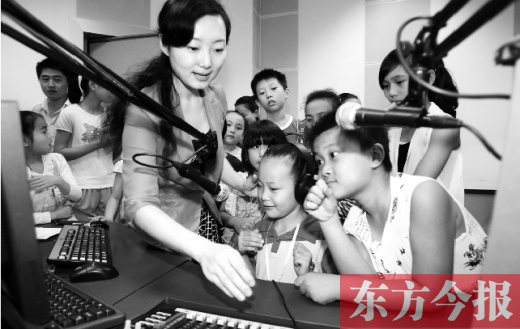 河南廣電全媒體小記者參觀河南電臺(tái)教育廣播樂(lè)活1066，體驗(yàn)當(dāng)主持人的樂(lè)趣