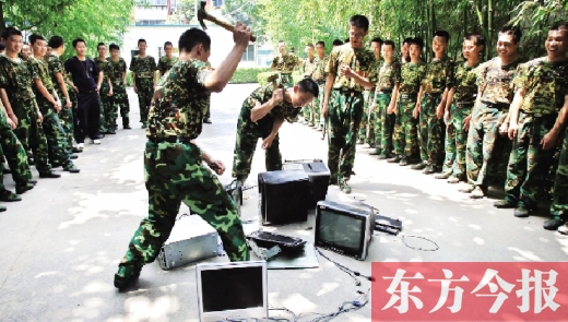 為了讓孩子表達(dá)戒除網(wǎng)癮的決心，學(xué)校組織孩子親手砸毀電腦