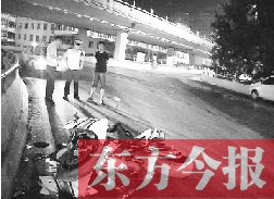 昨日凌晨3時(shí)，鄭州市區(qū)河醫(yī)立交橋下，交警在勘察現(xiàn)場