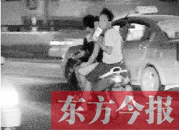 盡管剛剛發(fā)生摩托車車禍，現(xiàn)場很快又現(xiàn)載人摩托車疾馳