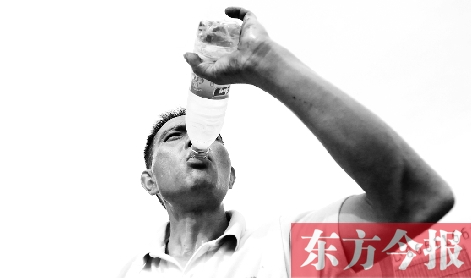 高溫天氣下，鄭州自來水搶險(xiǎn)工人老趙經(jīng)常是喝水趕不上出汗
