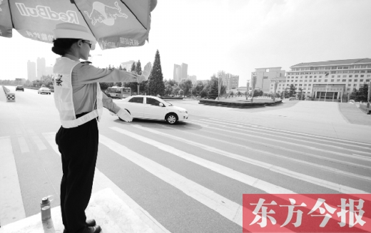 昨日，駐馬店市開源大道，女交警冒高溫指揮交通