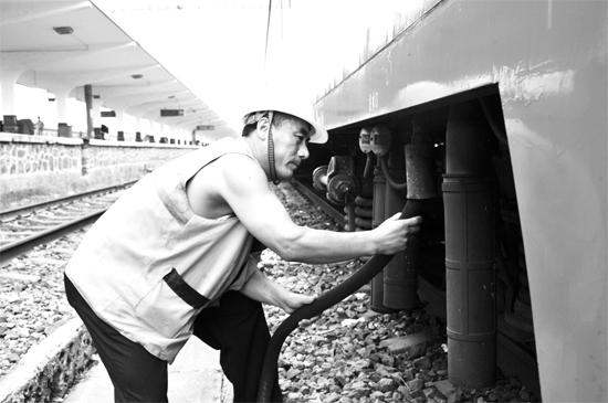 昨日，商丘火車站給水員在烈日下工作
